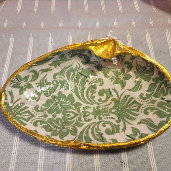 DECOUPAGE CLAM SHELL DECOUPAGE GREEN PATTERNS ON A CLAM SHELL TRINKET DISH - Picture 4 of 10